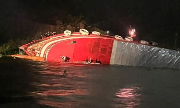 O Corpo de Bombeiros Militar do Amazonas resgata quarenta e duas pessoas na noite desta sexta-feira em naufrágio