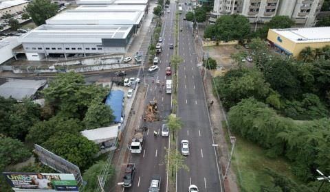 Obras avançam na avenida Djalma Batista com implantação de uma linha de tubulação