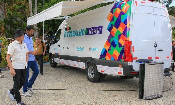 Prefeitura de Manaus promove 1ª ação com a van de serviços itinerantes
