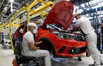 Salário de admissão na indústria sobe 4,5% em 2022 e supera o do comércio em quase R$ 500