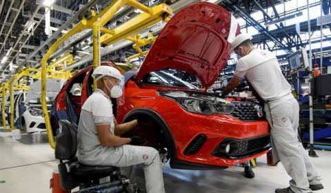 Salário de admissão na indústria sobe 4,5% em 2022 e supera o do comércio em quase R$ 500