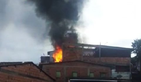 URGENTE: incêndio atinge casa em Manaus