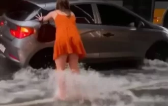 Vídeo: ex-BBB encara enchente de São Paulo e quase leva caldo