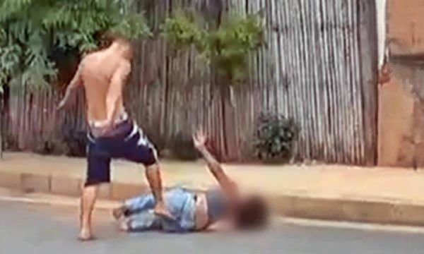 Vídeo: homem é preso por agredir namorada com socos e puxões de cabelo