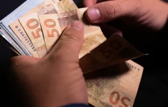 Como o Brasil se tornou campeão dos juros reais e de que forma isso prejudica a economia