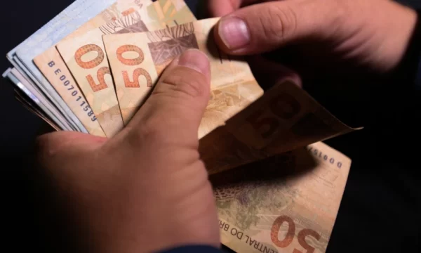 Como o Brasil se tornou campeão dos juros reais e de que forma isso prejudica a economia