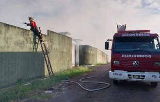 Corpo de Bombeiros combate incêndios em residências de Tefé