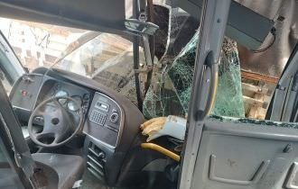Duas pessoas ficam presas em carro após grave acidente com ônibus em Manaus