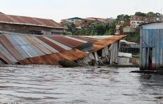 Flutuantes e barco afundam após forte temporal em Tefé
