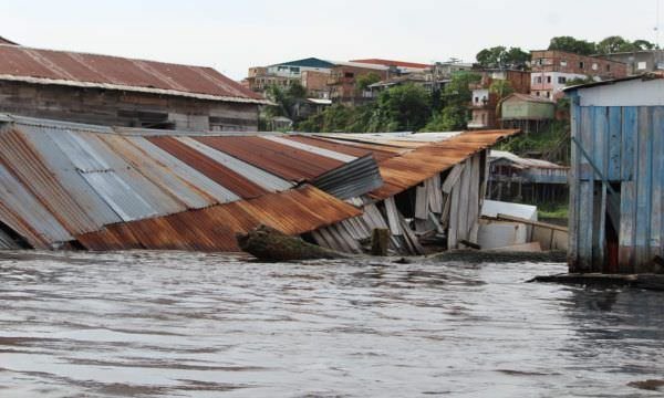 Flutuantes e barco afundam após forte temporal em Tefé