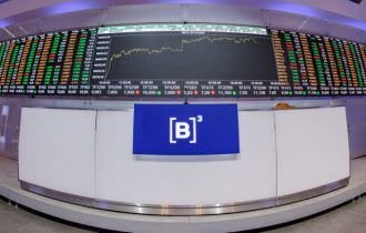 Ibovespa volta a fechar acima de 100 mil pontos