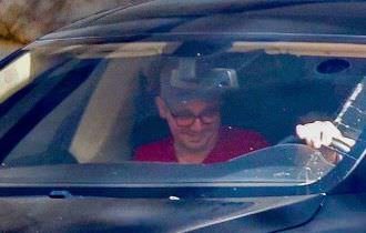 Jeremy Renner é flagrado em passeio pela primeira vez após grave acidente