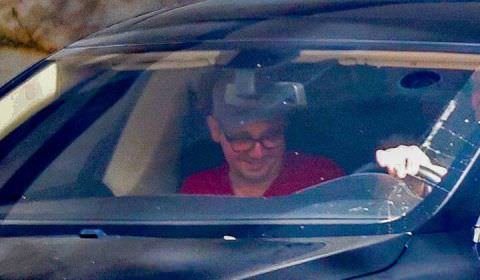 Jeremy Renner é flagrado em passeio pela primeira vez após grave acidente