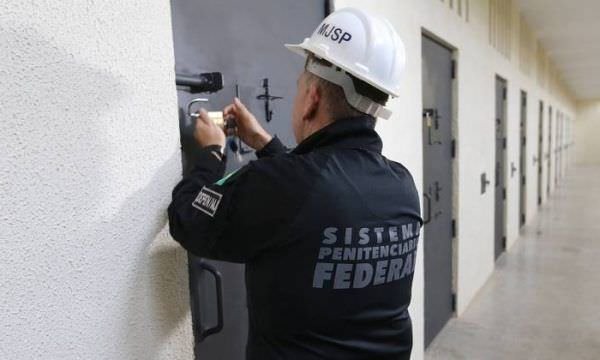 Juristas divergem sobre regras para visita íntima em presídios federais