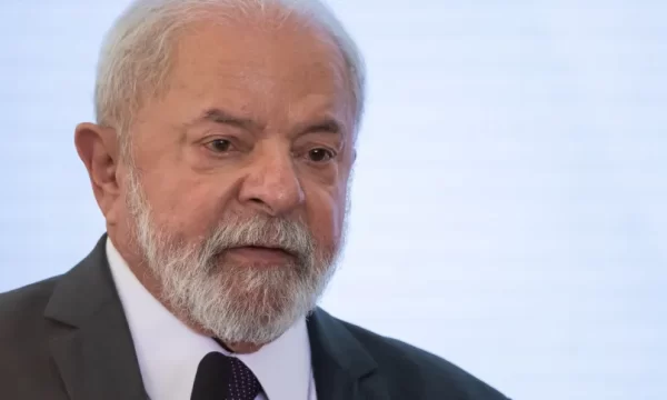 Lula tem pneumonia leve, cancela agenda e adia embarque para China