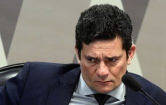 Moro estreia em jornal de extrema-direita com título redundante e reforça fama de "burro"