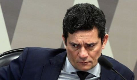 Moro estreia em jornal de extrema-direita com título redundante e reforça fama de "burro"