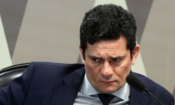 Moro estreia em jornal de extrema-direita com título redundante e reforça fama de "burro"