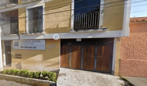 Mulher chega de viagem e encontra três mortos dentro de casa