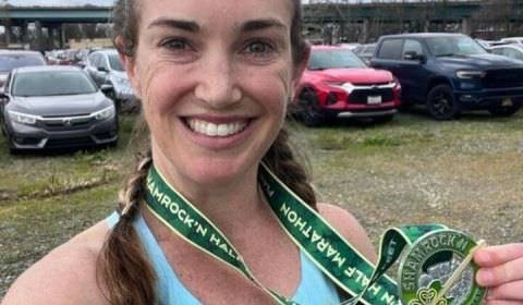 Mulher faz cocô nas calças durante maratona, mas continua correndo. 'Bati recordes!'