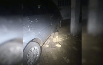 Mulher percorre 40 quilômetros com corpo preso embaixo do carro