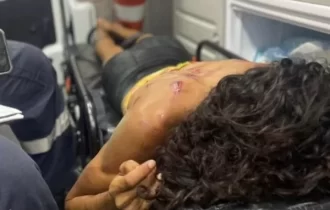 Mulher trans é violentada por grupo após denunciar agressão