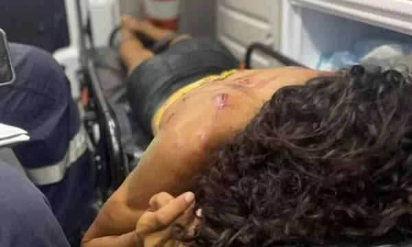 Mulher trans é violentada por grupo após denunciar agressão