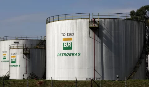 Novos preços de gasolina e diesel vendidos pela Petrobras começam a valer nesta quarta
