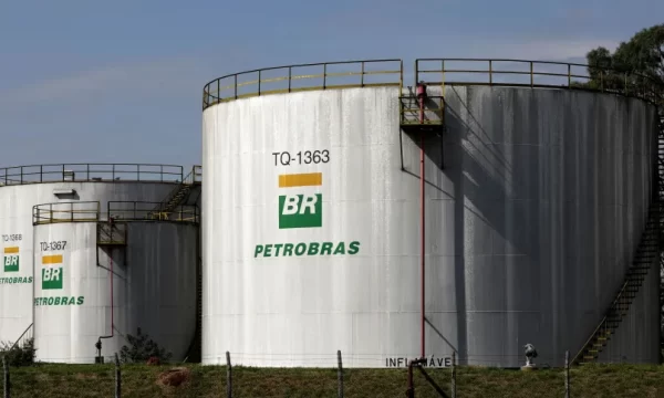 Novos preços de gasolina e diesel vendidos pela Petrobras começam a valer nesta quarta