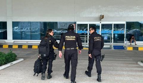 'Operação Tucandeira' queima balsa de garimpo ilegal no Amazonas