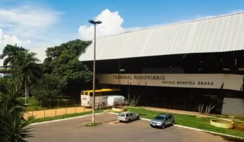 Pai deixa filha trancada em carro para fazer sexo grupal em rodoviária