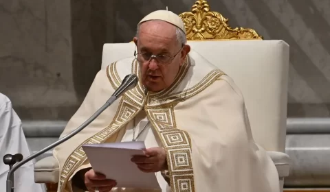 Papa admite que cansaço extremo poderia levá-lo a renunciar
