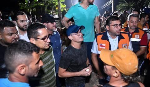 Prefeitura de Manaus intensifica resgate de vítimas de deslizamento no Jorge Teixeira