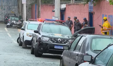 Professora de 71 anos morre após ser esfaqueada por aluno em escola