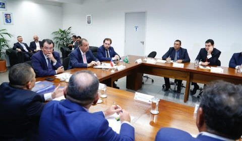 Senador Omar lidera bancada em reunião com prefeitos sobre recuperação de rodovias federais no Amazonas