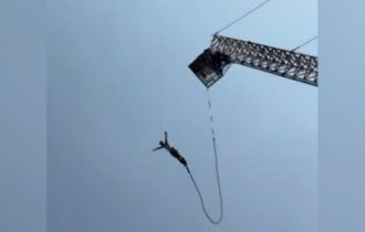 Turista sobrevive a queda de bungee jump na Tailândia após corda arrebentar