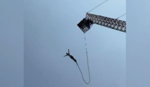 Turista sobrevive a queda de bungee jump na Tailândia após corda arrebentar