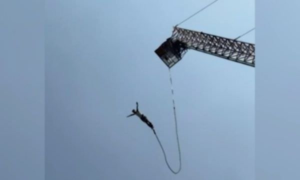 Turista sobrevive a queda de bungee jump na Tailândia após corda arrebentar