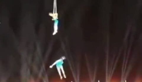 Acrobata morre ao cair durante apresentação com o marido na China; vídeo flagra o momento