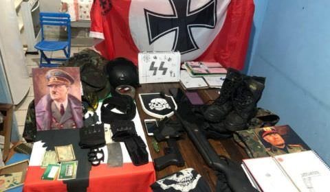 Adolescente que planejava ataque à escola é detido com artefatos nazistas; pais também foram presos