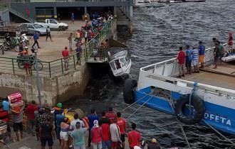Agonia: Fortes ventos quase afundam transporte fluvial da Funai em Tefé