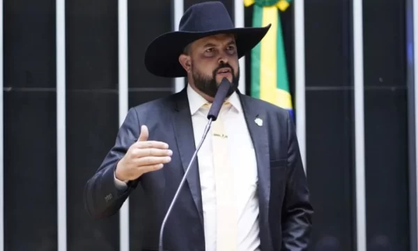 Após ataque a creche, Zé Trovão pede que Lula suspenda jogos violentos