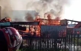Após cobrança de aluguel, homem ateia fogo em casa em Tefé; vídeo