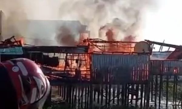 Após cobrança de aluguel, homem ateia fogo em casa em Tefé; vídeo