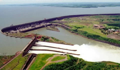 Centrão derrota PT e emplaca diretor financeiro de Itaipu