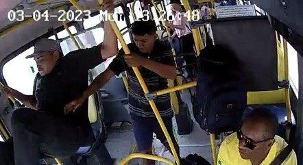 Cobrador de ônibus é agredido e leva 'voadora' de ambulante no interior de São Paulo; veja o vídeo