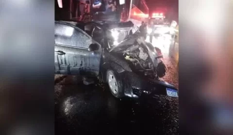 Criança de 3 anos morre em acidente entre ônibus, carro e van