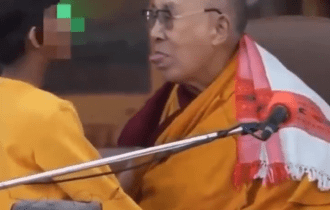 Dalai Lama pede desculpas após vídeo pedindo a criança para “chupar” sua língua provocar protestos