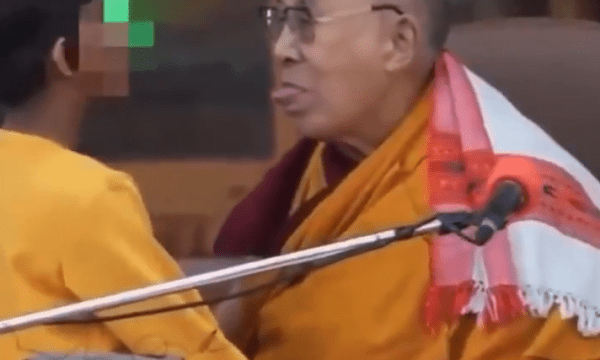 Dalai Lama pede desculpas após vídeo pedindo a criança para “chupar” sua língua provocar protestos