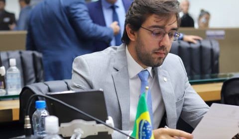 Deputado solicita instalação de detectores de metais e cerca elétricas para segurança nas escolas